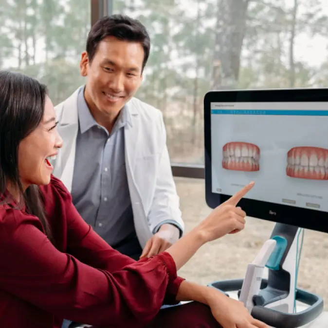 Paciente revisando una tomografía digital con un profesional dental.